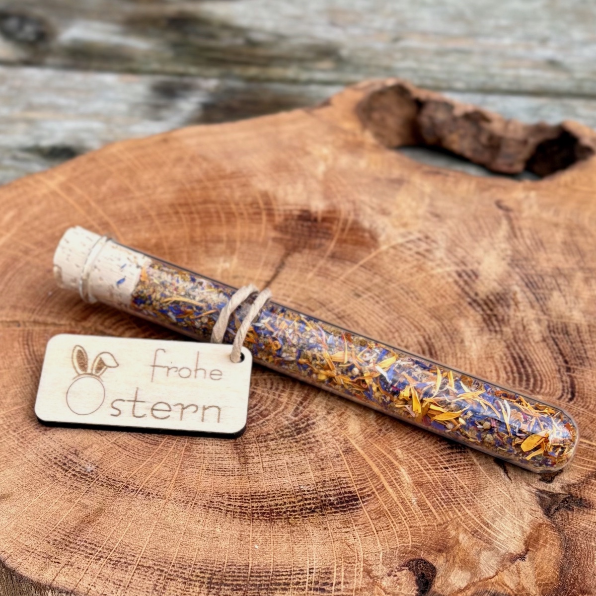 Frohe Ostern Ostersalz im Reagenzglas mit Holzanhänger mit der Beschriftung Frohe Ostern als Mitbringsel oder Gastgeschenk zu Ostern  kaufen bei der Chilli Manufaktur