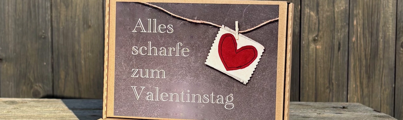 Valentinstag Geschenke Männer für den Mann der es scharf mag mit Chiliprodukten aus der Lüneburger Heide in einer Geschenkbox mit der Aufschrift alles scharfe zum Valentinstag kaufen