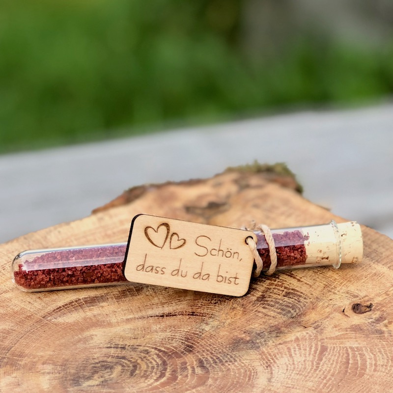 Gastgeschenk Hochzeit für Männer - Hochzeitsfeuer Gastgeschenk Hochzeit für Männer - feuriges Gewürzsalz mit geräuchertem Chili und Blüten im Reagenzglas mit Holzanhänger mit dem Schriftzug Schön, dass du da bist